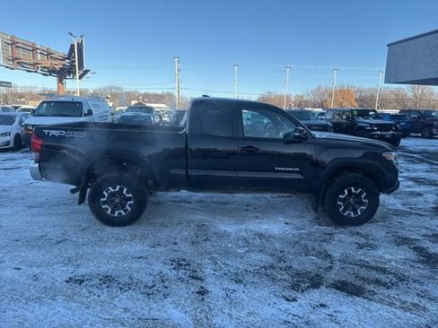 Used 2016 Toyota Tacoma TRD Off-Road image 11