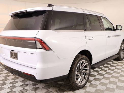New 2026 Lincoln Navigator Premiere AWD/4WD image 22