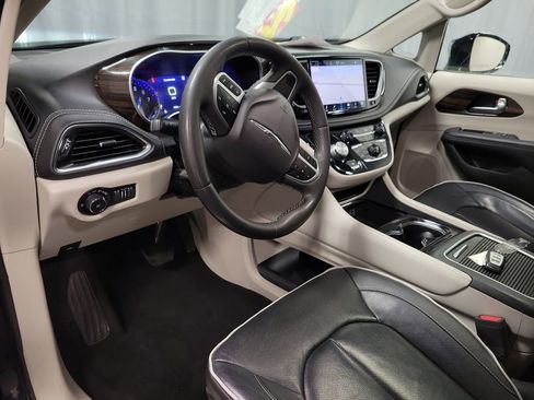 Used 2023 Chrysler Pacifica Limited FWD image 13