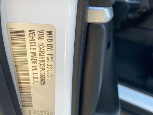 Used 2023 Jeep Grand Cherokee Limited w/ Luxury Tech Group II AWD/4WD image 18