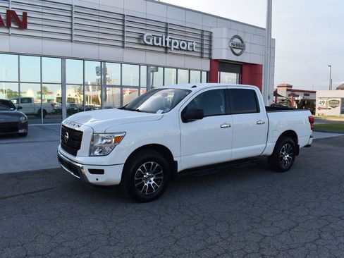 Used 2021 Nissan Titan SV w/ SV Convenience Package AWD/4WD image 2
