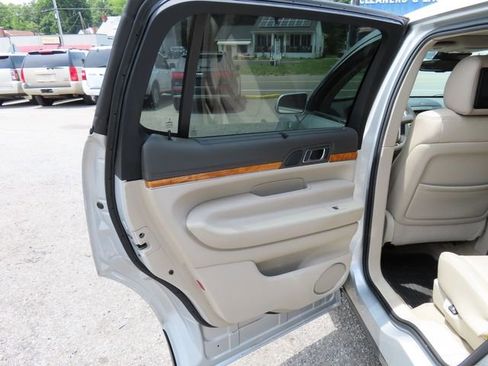 Used 2010 Lincoln MKT 2WD image 9