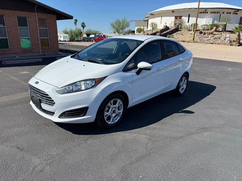 Used 2015 Ford Fiesta SE image 3