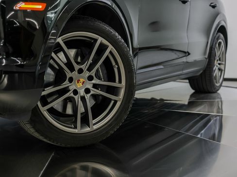 Certified 2023 Porsche Cayenne Platinum Edition image 11