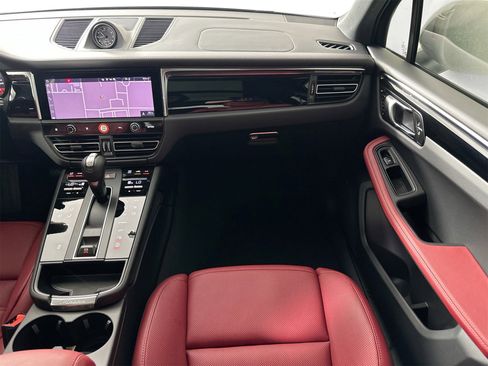 Certified 2025 Porsche Macan image 24