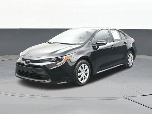 Used 2025 Toyota Corolla LE FWD image 4