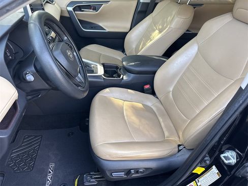 Used 2019 Toyota RAV4 Limited image 12