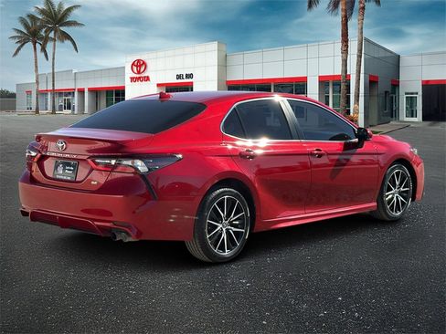 Used 2023 Toyota Camry SE image 3