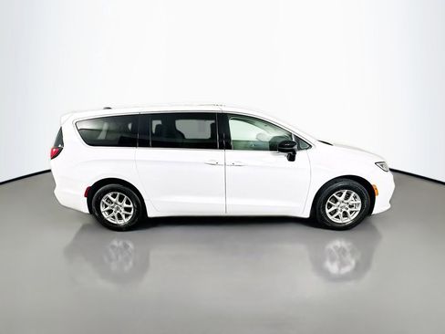 Used 2024 Chrysler Pacifica Touring-L image 8