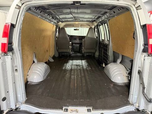 Used 2017 Chevrolet Express 2500 RWD image 9