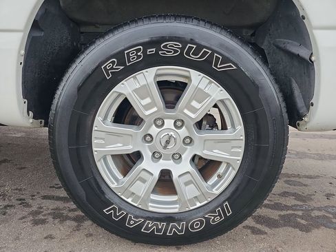 Used 2017 Nissan Titan SV image 34