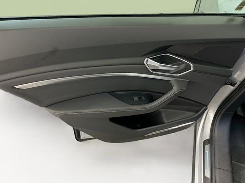 Used 2021 Audi e-tron Premium Plus w/ Premium Plus Package image 27