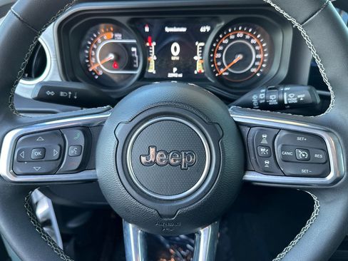 Used 2025 Jeep Wrangler Sahara image 23