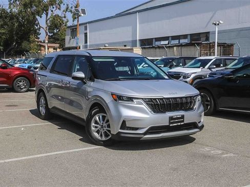 Certified 2022 Kia Carnival LX image 2