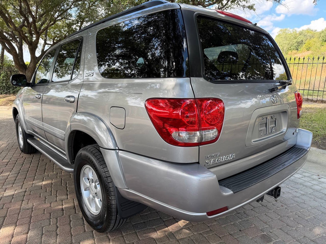 Used 2005 Toyota Sequoia SR5 w/ Towing Pkg RWD image 7