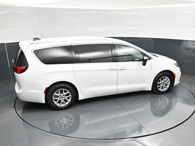 Certified 2024 Chrysler Pacifica Touring-L FWD image 51