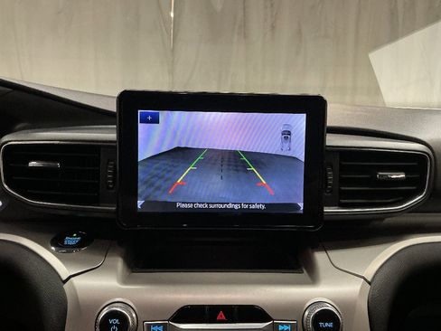 Used 2021 Ford Explorer XLT w/ Equipment Group 202A AWD/4WD image 17