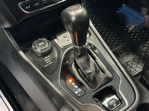 Used 2022 Jeep Cherokee Limited image 23