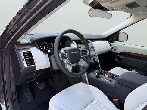 New 2025 Land Rover Discovery S image 15