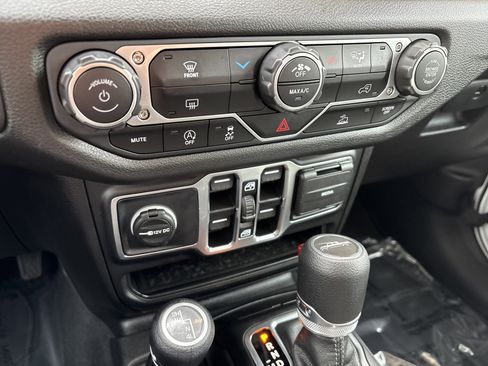 Certified 2025 Jeep Gladiator Sport image 31