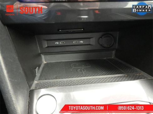 Used 2024 Volkswagen Tiguan SE image 23