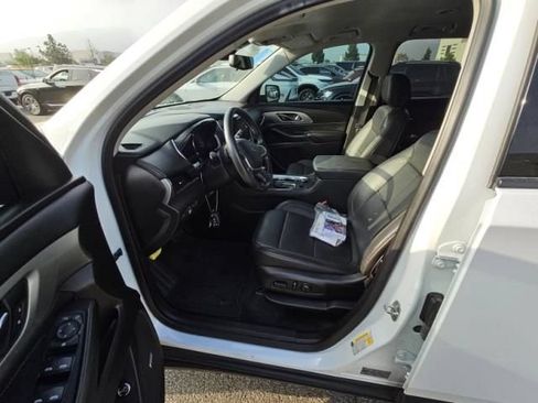 Used 2021 Chevrolet Traverse RS FWD image 2