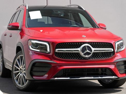 Used 2022 Mercedes-Benz GLB 250 w/ AMG Line image 2