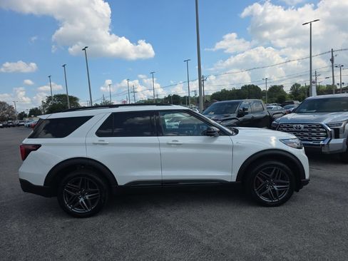 Used 2025 Ford Explorer ST-Line w/ ST-Line Street Pack AWD/4WD image 3