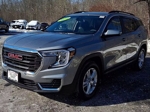 Used 2024 GMC Terrain SLE w/ Driver Convenience Package image 4