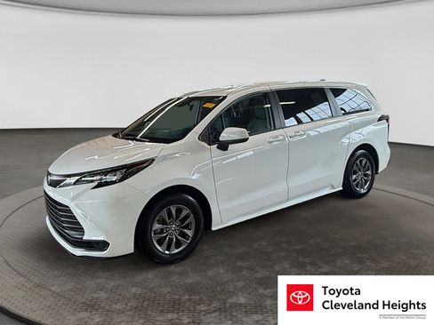 Used 2024 Toyota Sienna LE AWD/4WD image 1