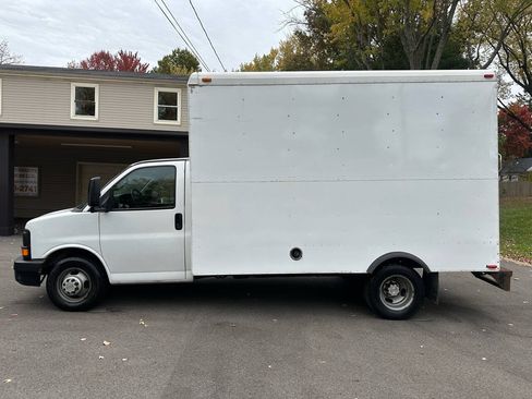 Used 2017 Chevrolet Express 3500 RWD image 2