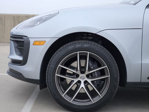 Certified 2025 Porsche Macan image 13