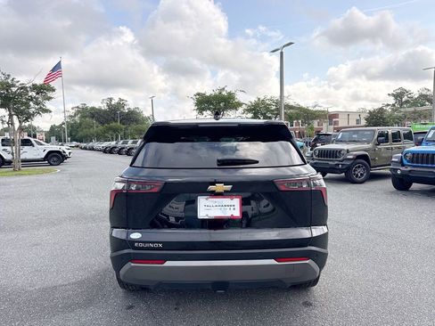 Used 2025 Chevrolet Equinox LT FWD image 3