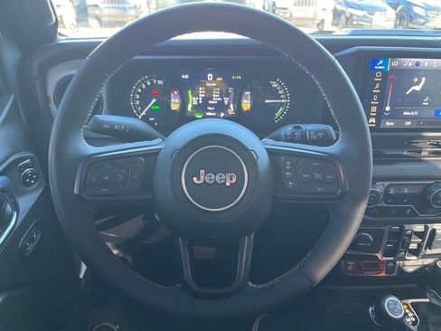 Used 2024 Jeep Wrangler Unlimited image 17