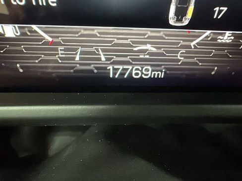 Used 2025 GMC Acadia Elevation image 17