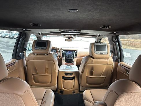 Used 2017 Cadillac Escalade Platinum image 28