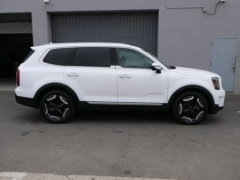 Used 2024 Kia Telluride S w/ S Sunroof Package FWD image 2