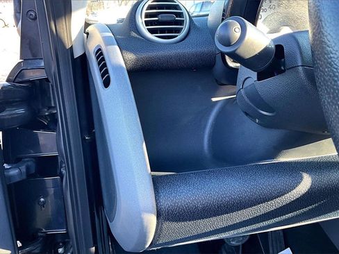 Used 2013 smart fortwo pure image 37