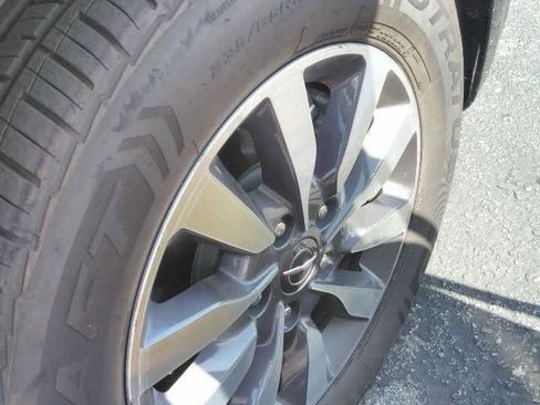Used 2024 Chrysler Pacifica Limited FWD image 9