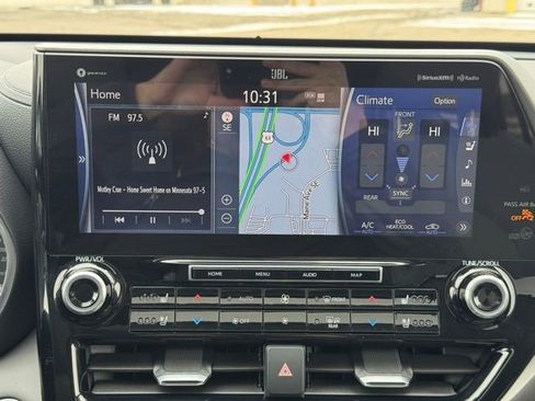 Used 2021 Toyota Highlander Limited image 3