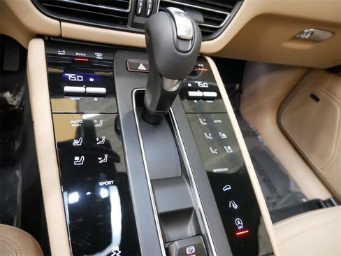 Used 2025 Porsche Macan image 28