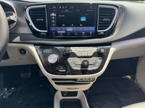 Used 2024 Chrysler Pacifica Touring-L FWD image 15