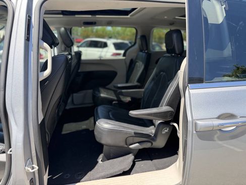 Used 2018 Chrysler Pacifica Limited FWD image 24