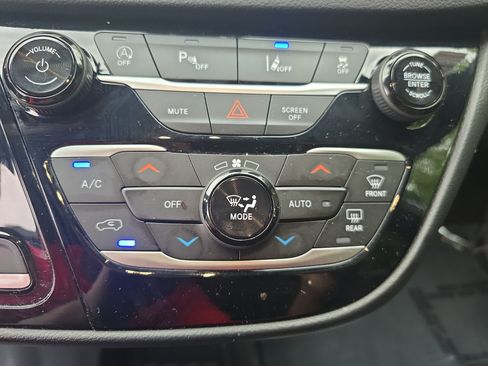 Used 2025 Chrysler Pacifica Select FWD image 21