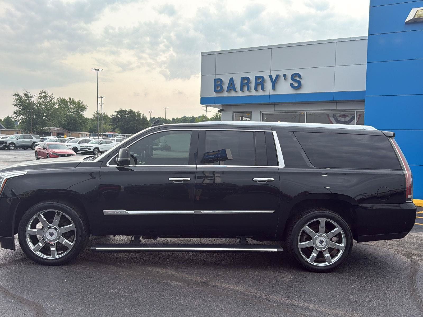 Used 2017 Cadillac Escalade ESV Platinum AWD/4WD image 2