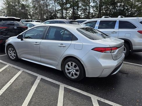 Used 2022 Toyota Corolla LE image 3