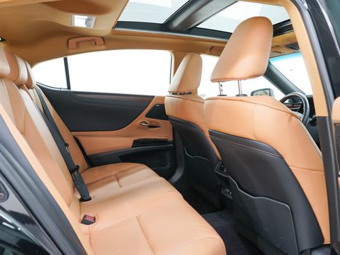 Used 2025 Lexus ES 350 w/ Luxury Package FWD image 12