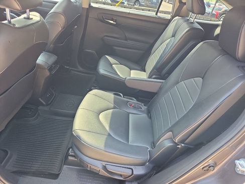 Used 2021 Toyota Highlander XLE AWD/4WD image 22