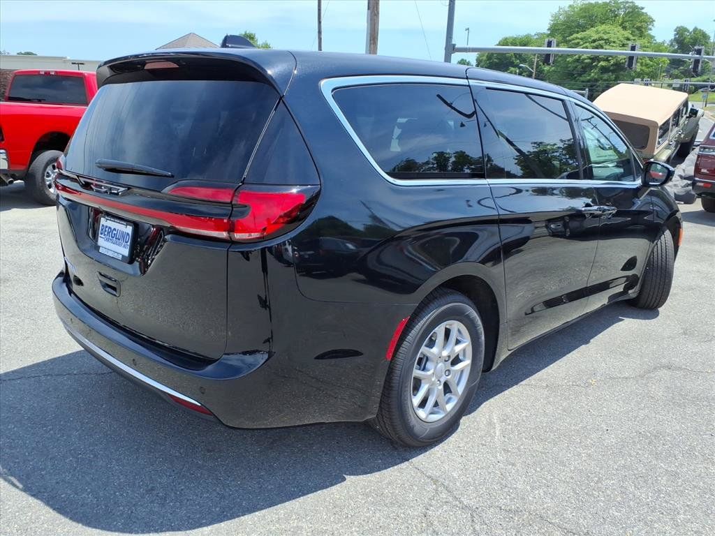 New 2027 Chrysler Pacifica Select FWD image 4