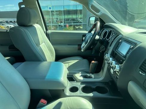 Used 2017 Toyota Sequoia Platinum AWD/4WD image 10